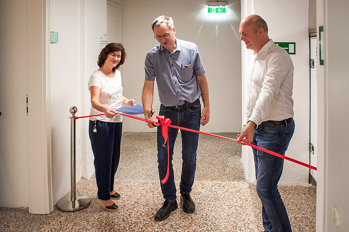 The vice-dean cuts the red ribbon