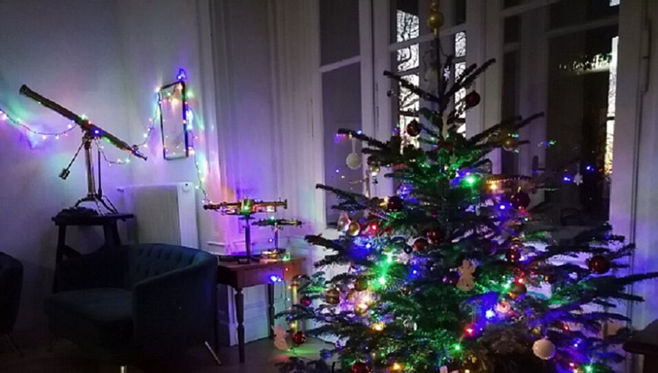 Beleuchteter Weihnachtsbaum und Teleskop / A Christmas tree with lights and a telescope