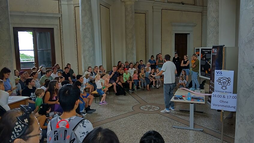 Attentive children listening to a science show (C) Bogdan Teodorescu)
